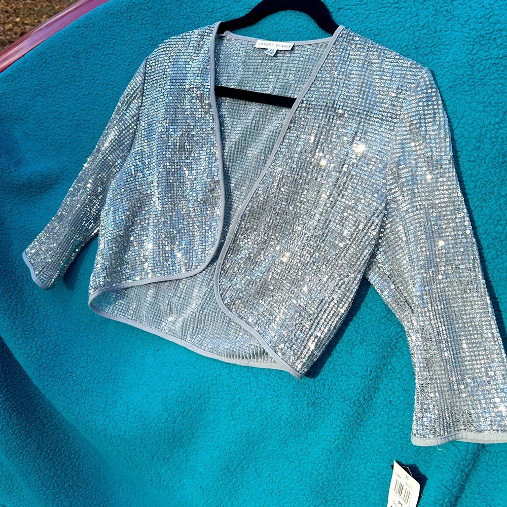 NWT. Sandra Darren Women’s XS Sequin Shaw.